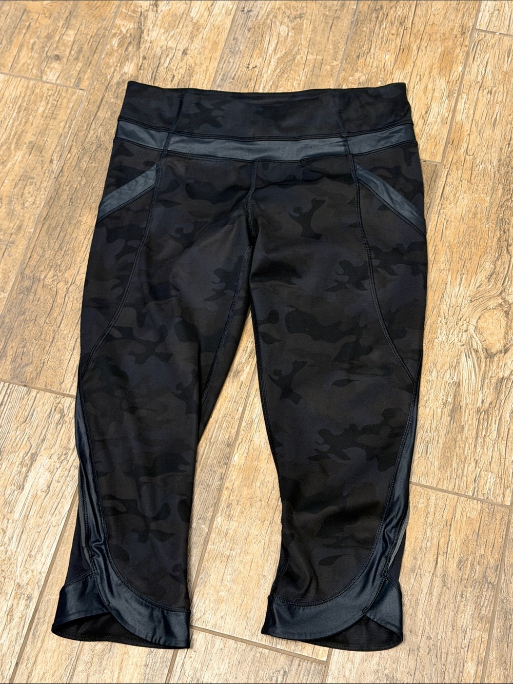 Lululemon Savasana Camo Black Legging / Chase Me Crop size 6